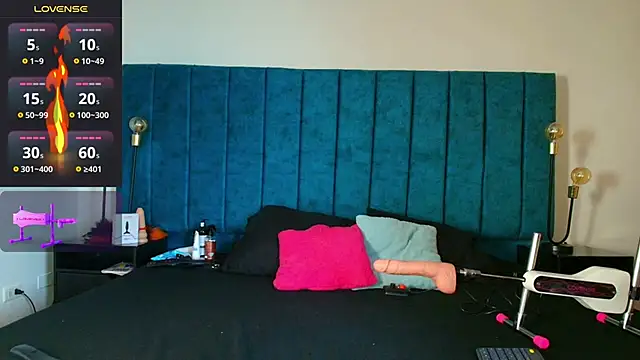 Ethan Briggs  online show from April 9, 3:39 am