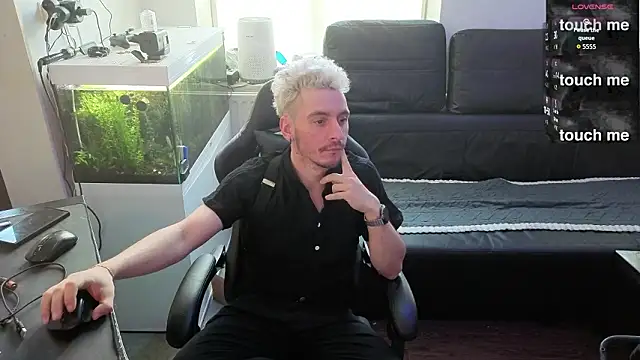 Snapshot of Rayzel_White chatting on February 3, 11:15 am Rayzel White online show from February 3, 11:15 am