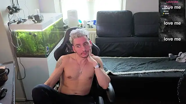 Snapshot of Rayzel_White chatting on February 9, 12:31 pm Rayzel White online show from February 9, 12:31 pm