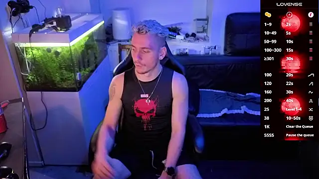 Snapshot of Rayzel_White chatting on February 13, 12:17 am Rayzel White online show from February 13, 12:17 am