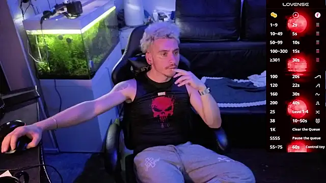 Snapshot of Rayzel_White chatting on February 15, 9:33 pm Rayzel White online show from February 15, 9:33 pm