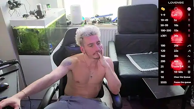 Snapshot of Rayzel_White chatting on February 20, 1:33 pm Rayzel White online show from February 20, 1:33 pm