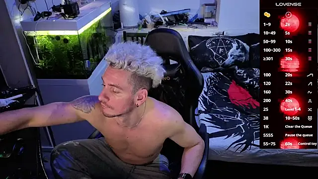 Snapshot of Rayzel_White chatting on February 23, 1:47 am Rayzel White online show from February 23, 1:47 am