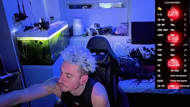 Snapshot of Rayzel_White chatting on March 1, 10:01 pm Rayzel White online show from March 1, 10:01 pm