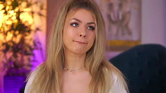 Snapshot of NayaQuinn chatting on February 5, 7:18 pm NayaQuinn online show from February 5, 7:18 pm