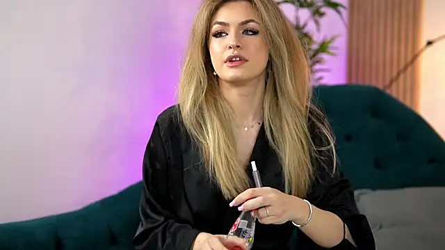 Snapshot of NayaQuinn chatting on February 20, 8:09 pm NayaQuinn online show from February 20, 8:09 pm