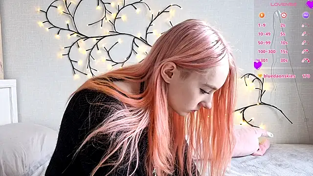 MisaMew online show from February 8, 9:02 am