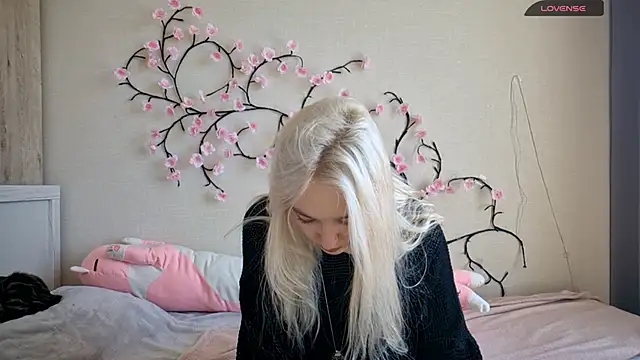 Snapshot of MisaMew chatting on April 28, 9:47 am MisaMew online show from April 28, 9:47 am