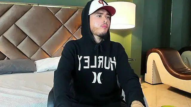 Snapshot of Salvattore_Muller chatting on February 9, 6:39 am Salvattore Muller online show from February 9, 6:39 am