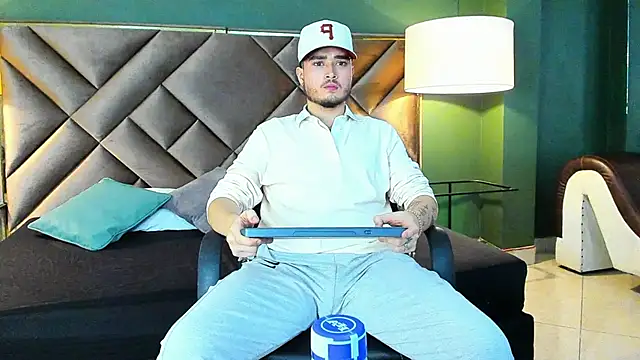 Snapshot of Salvattore_Muller chatting on February 10, 6:06 am Salvattore Muller online show from February 10, 6:06 am