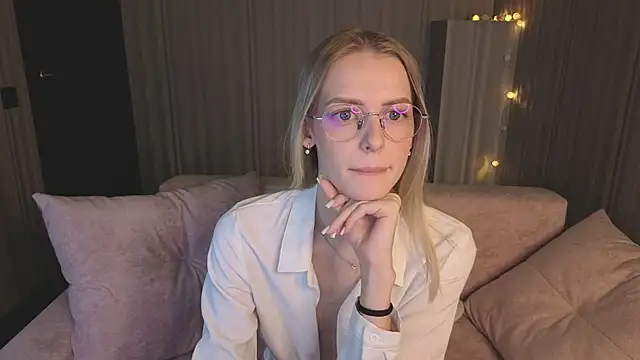 Snapshot of kittie_like18 chatting on February 4, 1:11 am kittie like18 online show from February 4, 1:11 am