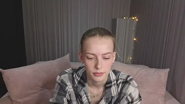 Snapshot of kittie_like18 chatting on February 5, 1:10 am kittie like18 online show from February 5, 1:10 am