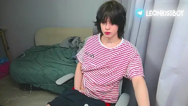 LeonBoykisser online show from April 12, 8:58 pm