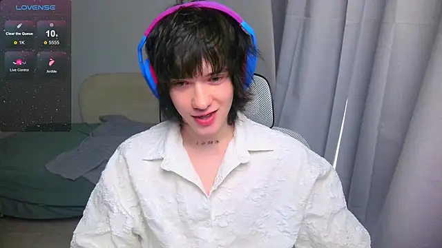 Snapshot of LeonBoykisser chatting on April 30, 2:18 am LeonBoykisser online show from April 30, 2:18 am