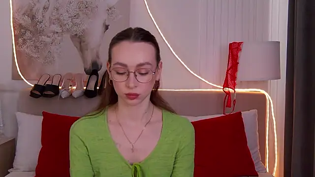 Snapshot of Emily_Simon chatting on March 13, 5:03 am Emily Simon online show from March 13, 5:03 am
