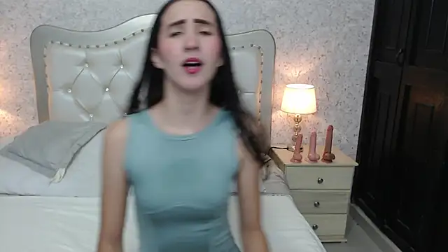 Snapshot of skinny_keily14 chatting on February 25, 12:04 pm skinny keily14 online show from February 25, 12:04 pm