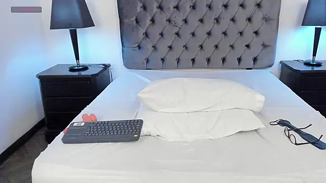 Kiri Black  online show from April 9, 3:50 am