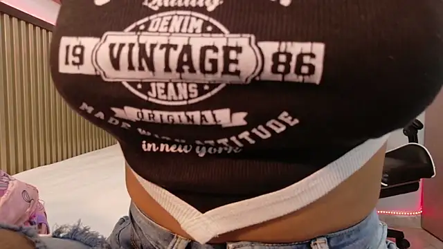 Scarlet Vixen  online show from February 10, 12:20 pm