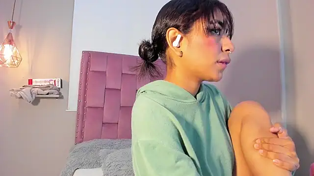 Scarlet Vixen  online show from March 16, 12:31 pm