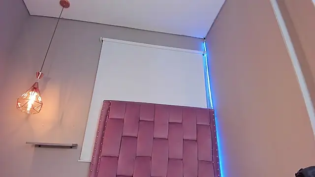 Scarlet Vixen  online show from April 1, 12:50 pm