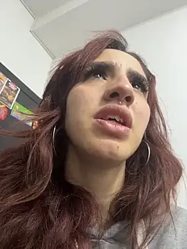 Snapshot of elodie_rouge chatting on June 10, 11:31 am elodie rouge online show from June 10, 11:31 am
