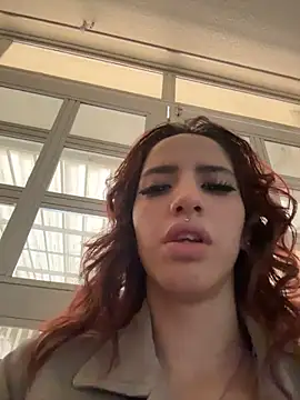 Snapshot of elodie_rouge chatting on June 19, 12:31 pm elodie rouge online show from June 19, 12:31 pm