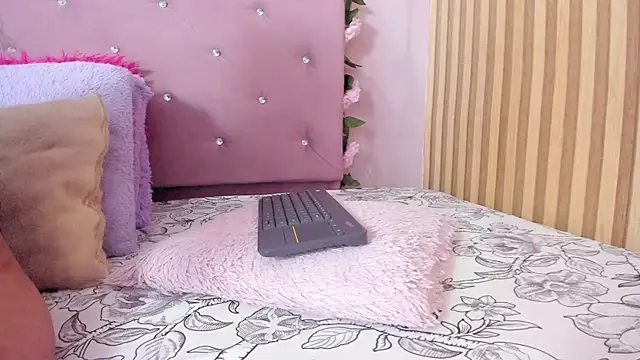 Snapshot of lovely__kiss__ chatting on June 5, 6:24 pm lovely kiss online show from June 5, 6:24 pm