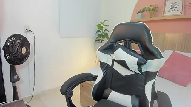 Snapshot of ivette_swan chatting on February 5, 12:21 pm ivette swan online show from February 5, 12:21 pm