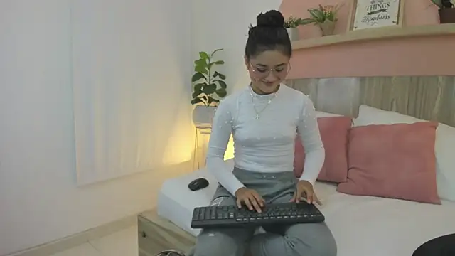 Snapshot of ivette_swan chatting on February 18, 7:21 pm ivette swan online show from February 18, 7:21 pm