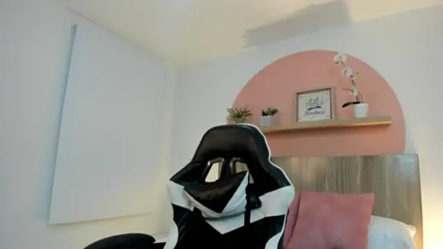 ivette swan online show from May 25, 7:53 pm