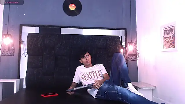 Snapshot of James_And_Kenet chatting on February 28, 11:33 am James And Kenet online show from February 28, 11:33 am