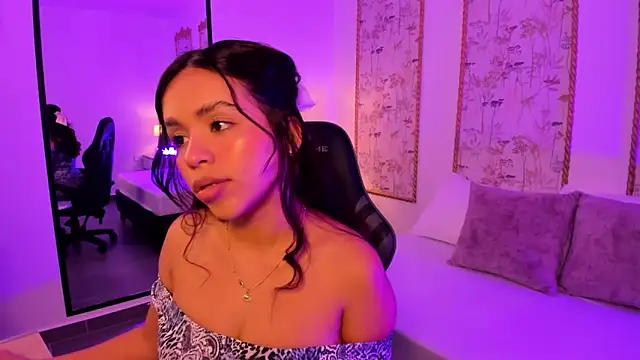 Snapshot of rubby_grundy chatting on February 17, 2:19 am rubby grundy online show from February 17, 2:19 am