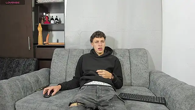 Snapshot of Two_sexboys chatting on February 8, 7:39 pm Two sexboys online show from February 8, 7:39 pm