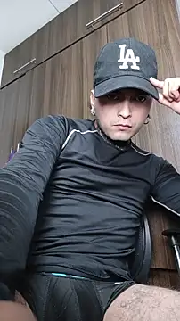 Snapshot of milo_boy98 chatting on February 5, 3:22 am milo boy98 online show from February 5, 3:22 am