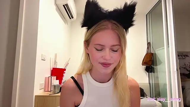 Snapshot of Slay_Swag chatting on February 13, 10:11 am Slay Swag online show from February 13, 10:11 am