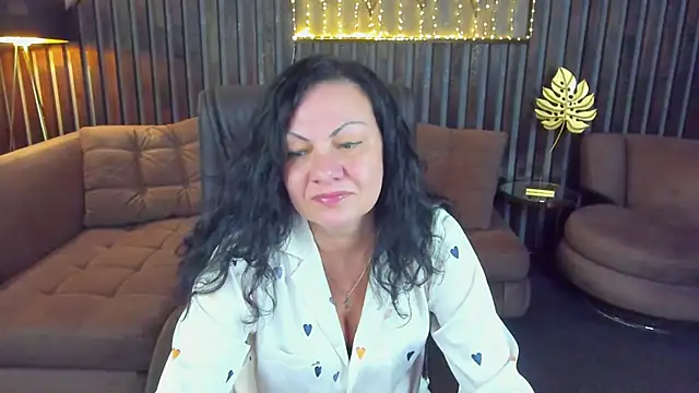 IrissMoon online show from June 4, 5:35 am