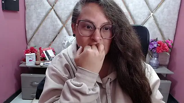 Snapshot of Sarah_Boobs_ chatting on February 6, 3:44 am Sarah Boobs online show from February 6, 3:44 am