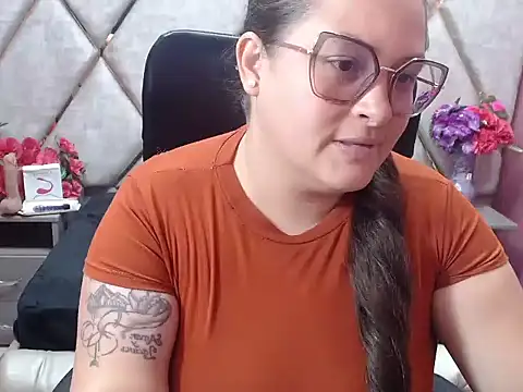 Snapshot of Sarah_Boobs_ chatting on February 13, 7:43 pm Sarah Boobs online show from February 13, 7:43 pm