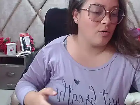 Snapshot of Sarah_Boobs_ chatting on February 17, 8:22 am Sarah Boobs online show from February 17, 8:22 am