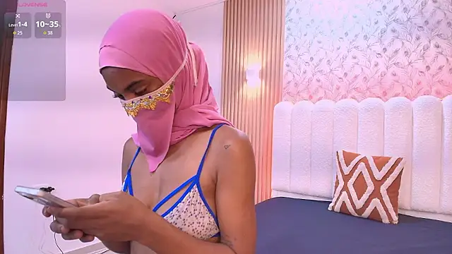 Snapshot of Amira_Alzahra chatting on February 10, 5:11 am Amira Alzahra online show from February 10, 5:11 am