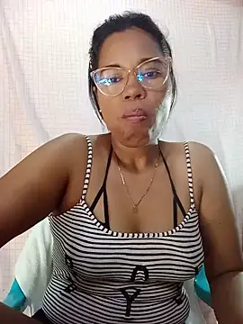 Snapshot of Yandris_1212 chatting on July 17, 1:51 pm Yandris 1212 online show from July 17, 1:51 pm