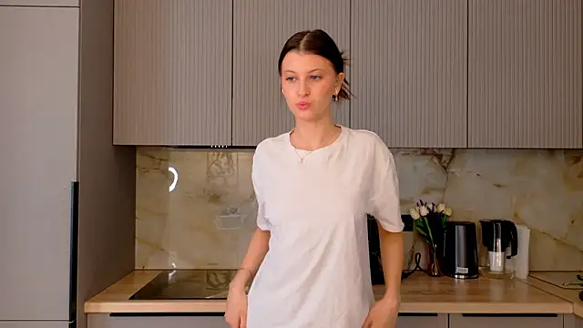 LouiseChavez online show from February 5, 5:34 am