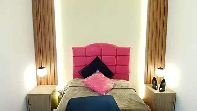 Snapshot of IvonneRoss_ chatting on February 7, 11:58 am IvonneRoss online show from February 7, 11:58 am