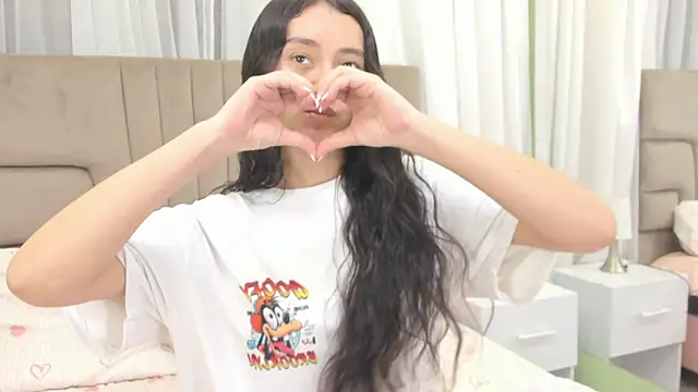 isabella nowa online show from April 10, 11:59 am