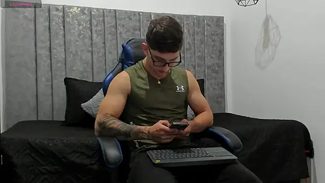 Snapshot of Calvin_Hunter chatting on March 19, 1:20 am Calvin Hunter online show from March 19, 1:20 am