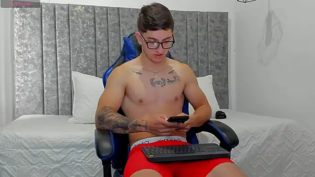 Snapshot of Calvin_Hunter chatting on April 2, 3:09 pm Calvin Hunter online show from April 2, 3:09 pm