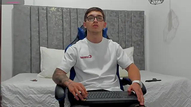 Snapshot of Calvin_Hunter chatting on April 6, 12:08 am Calvin Hunter online show from April 6, 12:08 am