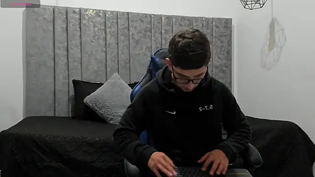 Snapshot of Calvin_Hunter chatting on April 9, 2:00 am Calvin Hunter online show from April 9, 2:00 am