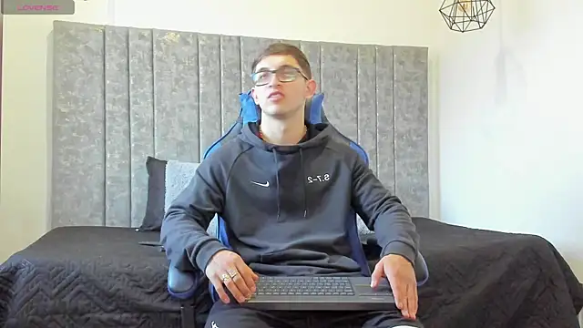 Snapshot of Calvin_Hunter chatting on April 9, 10:59 pm Calvin Hunter online show from April 9, 10:59 pm