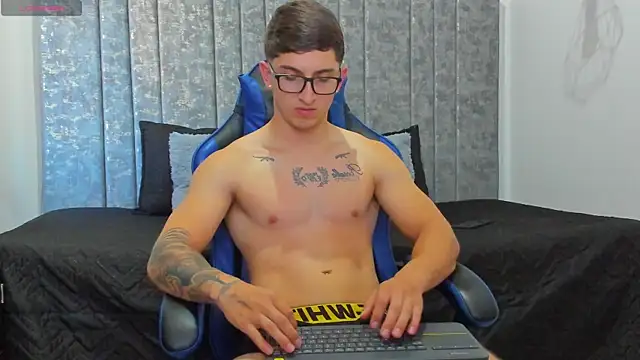 Snapshot of Calvin_Hunter chatting on April 12, 10:04 pm Calvin Hunter online show from April 12, 10:04 pm